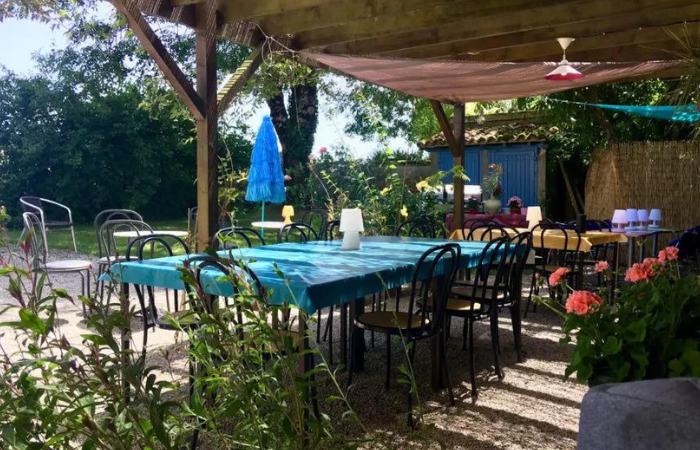 summer table set up at restaurant l'ecole in vendoire