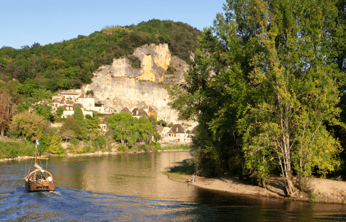 dordogne france a river with old buildings in the backgrounds
